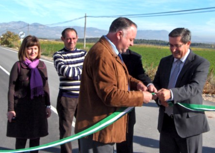 El Vicepresidente de la Diputacion y el alcalde de Lchar durante la inauguracin de la mejora de la carretera entre Peuelas y la A-92 el 12-11-2010 en Peuelas (Granada)
